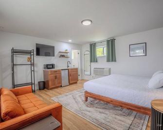 The Inn at Shady Pines - Saint Ignace - Bedroom