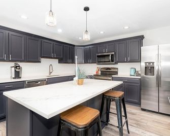 Beautiful Maple Valley home, near Eastside, Renton, near HW18 & SeaTac Airport - Maple Valley - Kitchen