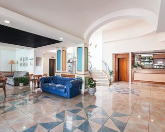 Hotel Los Angeles - אסיסי - לובי