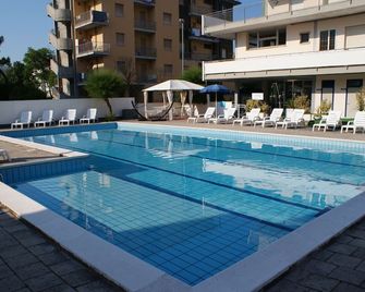 Hotel B&B Avana - Ravenna - Pool