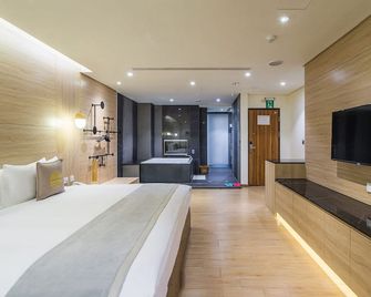 Sun Dialogue Hotel-By Cosmos Creation - צ'יאי - חדר שינה