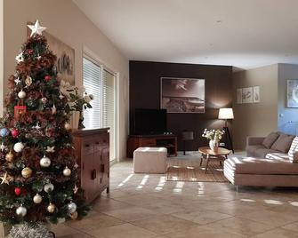 Spacious South-exposed villa with character: peaceful and warm in any season - Bagnols-en-Forêt - Living room