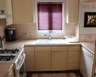 Conveniently & centrally located for traveling medical professionals. - Elmira - Kitchen
