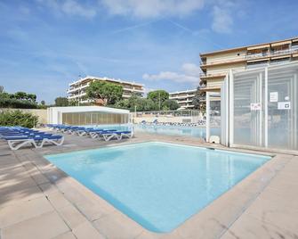 P&V Residence Saint Laurent Du Var - Saint-Laurent-du-Var - Bazén