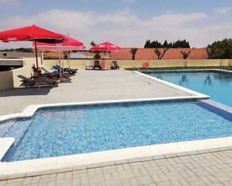 Nefama Blue Pensão Apt21 - Ourique - Pool