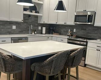 Discover Modern Elegance - Luxurious, Newly-Constructed Townhouse in Ankeny - Ankeny - Kitchen