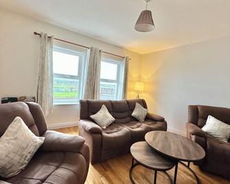 Spacious & Stylish 5-Bedroom Home with Stunning Views in Malin Head: Drim - Urbalreagh - Sala de estar