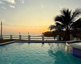 Paradise Surf Hotel - San Miguel - Bazén