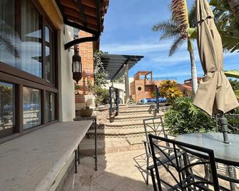 Hotel Lindo Ajijic Bed & Breakfast - אחיחיק - פטיו