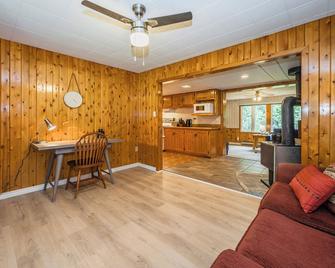 Cozy Pet Friendly Getaway W Fireplace - South Bruce Peninsula - Wohnzimmer
