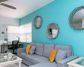 Charming Private 1 bedroom with Full Kitchen – Perfect Location! - פורט לודרדייל - סלון