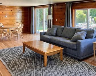 Cozy Beach Retreat-Hood Canal & Olympic Mountain Views - Poulsbo - Sala de estar