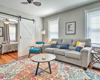 Mystic Refuge with Patio Less Than 1 Mi to Downtown! - Mystic - Salon