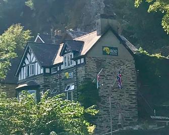 The Vagabond Bunkhouse - בטווס אי קואד - בניין