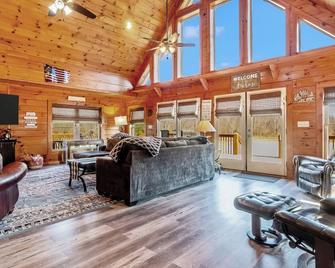 7 person new HOT TUB at Stunning Log Cabin 4 bed 4 full bath 5 min to TIEC - Rutherfordton - Sala de estar
