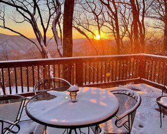 Beautiful Mountain Views, Steps to the slopes! - Wintergreen - Balcón