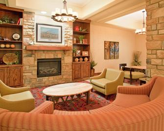 Holiday Inn Express & Suites Gallup East - Gallup - Area lounge