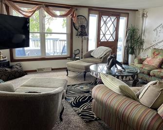Riverview Retreat - Chillicothe - Living room