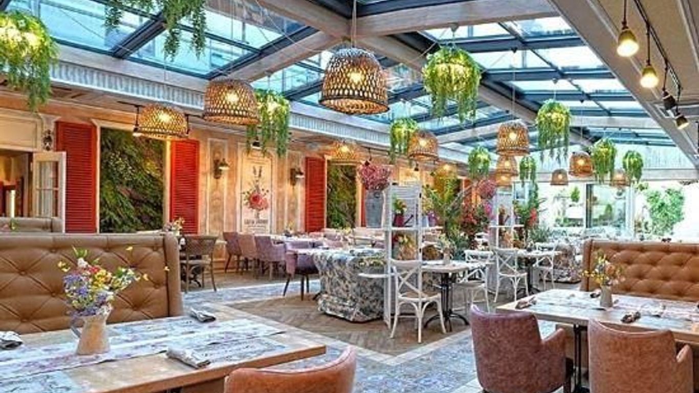 Cosmopolitan Hotel & Wellness