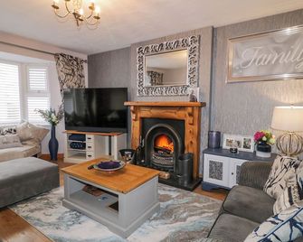 16 Whitehall Place, Family Friendly, With Open Fire In Ballycastle - Ballycastle - Living room