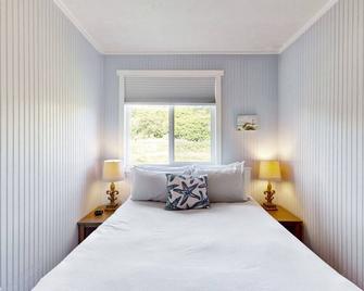 Dog-friendly cottage w/ beach access & ocean view from living room - Moclips - Bedroom