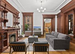 Lovely Parlor Apt in Landmark Brownstone - Brooklyn - Living room