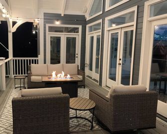 Luxury 5 bed, 4 bath Lake Lanier Home, quiet cove, brand new dock, flat backyard - Dawsonville - Balcón