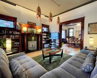 Spacious 3-bedroom apartment with WiFi, AC in charming Denver - Denver - Living room