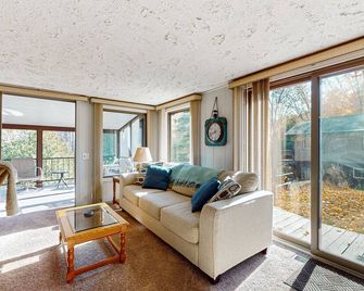 Riverfront Cabin With Stunning Views, Fire Pit, Gas Grill & Wifi - Thompsonville - Sala de estar