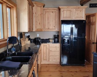 Rustic Knotty Pine Lodge with views, Games, Coffee Bar, Loft ! - Riverton - Keuken
