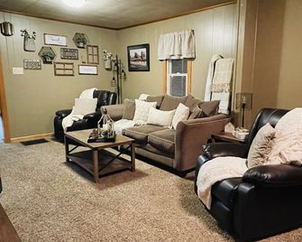 White Oak Cottage and Wi-Fi!! Celebrate the holidays in our country cottage! - Danville - Вітальня