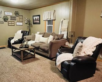 White Oak Cottage and Wi-Fi!! Celebrate the holidays in our country cottage! - Danville - Вітальня