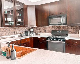 Heart of Downtown - Rooftop - Playstation 5 - Greensboro - Keittiö