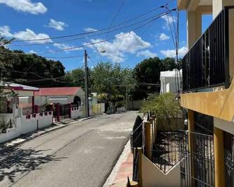 Lovely Tropical 2-Bedroom Apartment w/parking - San Ignacio de Sabaneta - Vista del exterior