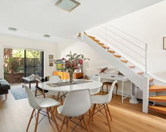 Spacious 2-Bed Townhouse with a Lush Courtyard - Sydney - Dining room