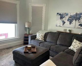 4-bedroom house in brilliant Angola with AC, WiFi. Enjoy your stay - Angola - Living room