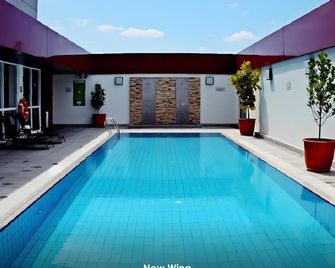 米里帝國酒店 - 美里 - 游泳池