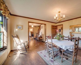 Dayton Home w/ Pool & Deck on 37 Private Acres! - Dayton - Eetruimte