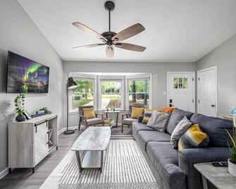 Cozy on Ger-Maine St 1 Mile From Downtown Apex - Apex - Living room