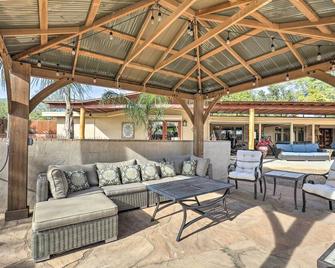 Shared Hot Tub and Fire Pit Tucson Casita By Hiking - Tucson - Patio