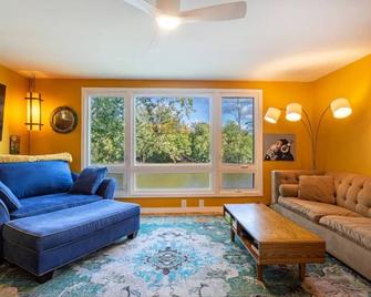 Welcome to The Boathouse! Waterfront/Boats/Hot tub - New Paltz - Living room