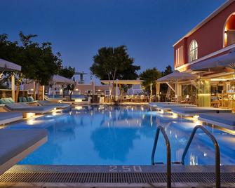 藍色海洋酒店 - 卡馬利 - 游泳池
