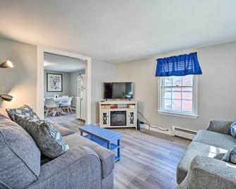 Lovely Rockport Apartment, Walk to Beaches! - Rockport - Living room