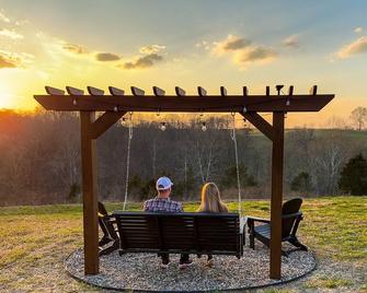Cozy Cottage on 250 Acre Dairy Farm Near Ark - Dry Ridge - Patio