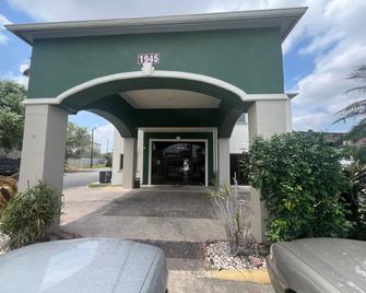 La Posada Inn By OYO Brownsville - Brownsville - Building