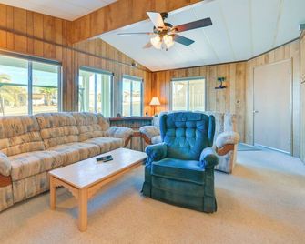 2 Mi to Lake Havasu: Pet-Friendly Home w/ Grill! - Lake Havasu City - Living room