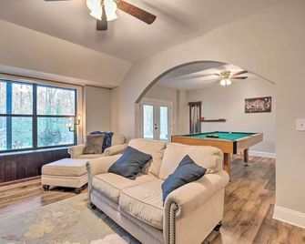 Private country retreat in Chattahoochee Hills, Georgia - Palmetto - Living room