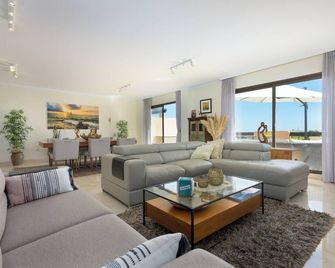 Casares Beach luxe penthouse - Casares - Living room