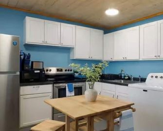 Patrick's Place farm w/animals near Mammoth Cave - Horse Cave - Kitchen