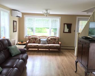 Erica's Farmhouse ~ Lodging By The Lily Pond - Souris - Living room